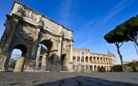 Raio atinge Arco de Constantino ao lado do Coliseu de Roma