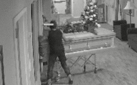 Mulher embriagada tenta roubar cadáver e o abandona na calçada