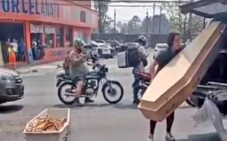 Caixão cai do carro e corpo fica exposto na rua; veja