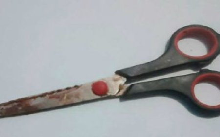 Adolescente de 14 anos ataca professora com tesoura e lapiseira após ser transferida de sala em escola
