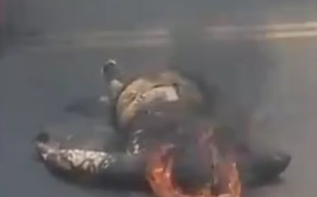 IMAGENS FORTES! Motociclista morre carbonizado após bater em caminhão e moto explodir
