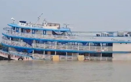 Embarcação quase afunda em rio; felizmente nenhum passageiro se feriu