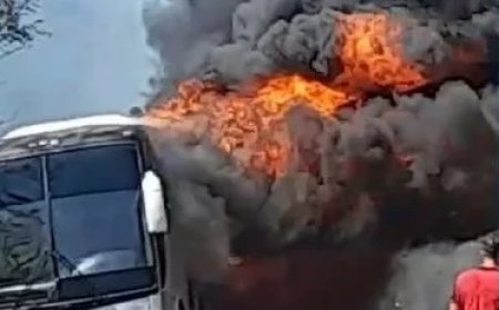 Passageiros fogem de ônibus que pegou fogo na BR-153