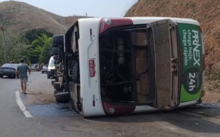 Ônibus com time de futebol americano tomba e deixa 3 mortos