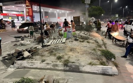 Caminhão tomba e carga de cimento é saqueada por moradores