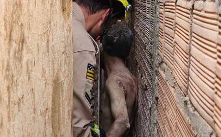 Homem com transtornos mentais é resgatado após ficar preso entre parede e muro