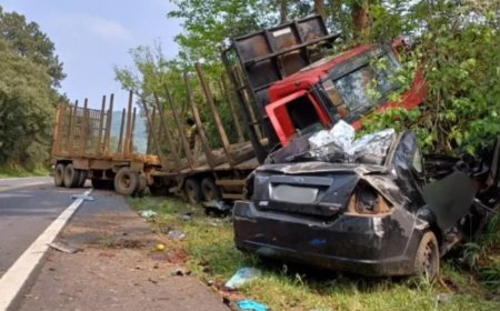 IMAGENS FORTES! Acidente entre carro e caminhão mata família