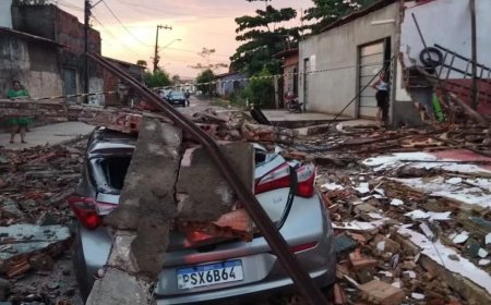 Ventania derruba muro e telhado de lava a jato sobre quatro carros e uma moto