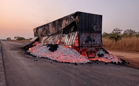 Carreta carregada de carvão pega fogo e leva mais de 10 horas para ser apagado