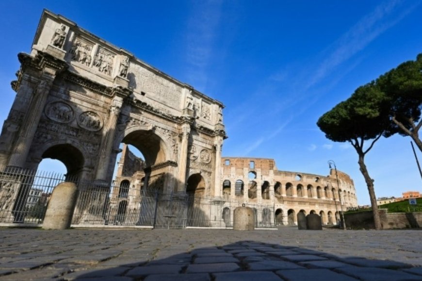 Raio atinge Arco de Constantino ao lado do Coliseu de Roma