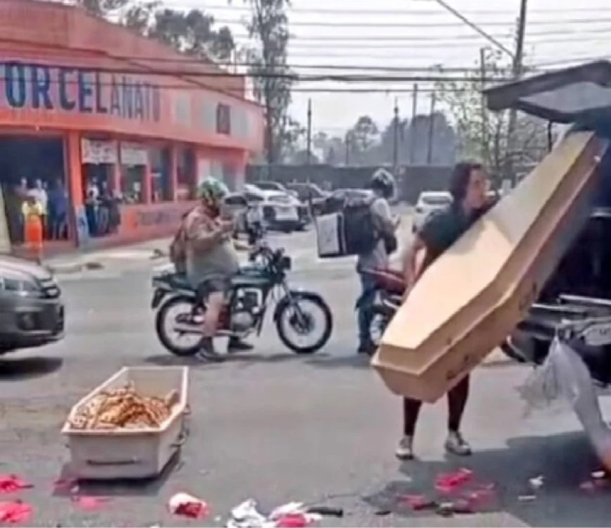 Caixão cai do carro e corpo fica exposto na rua; veja