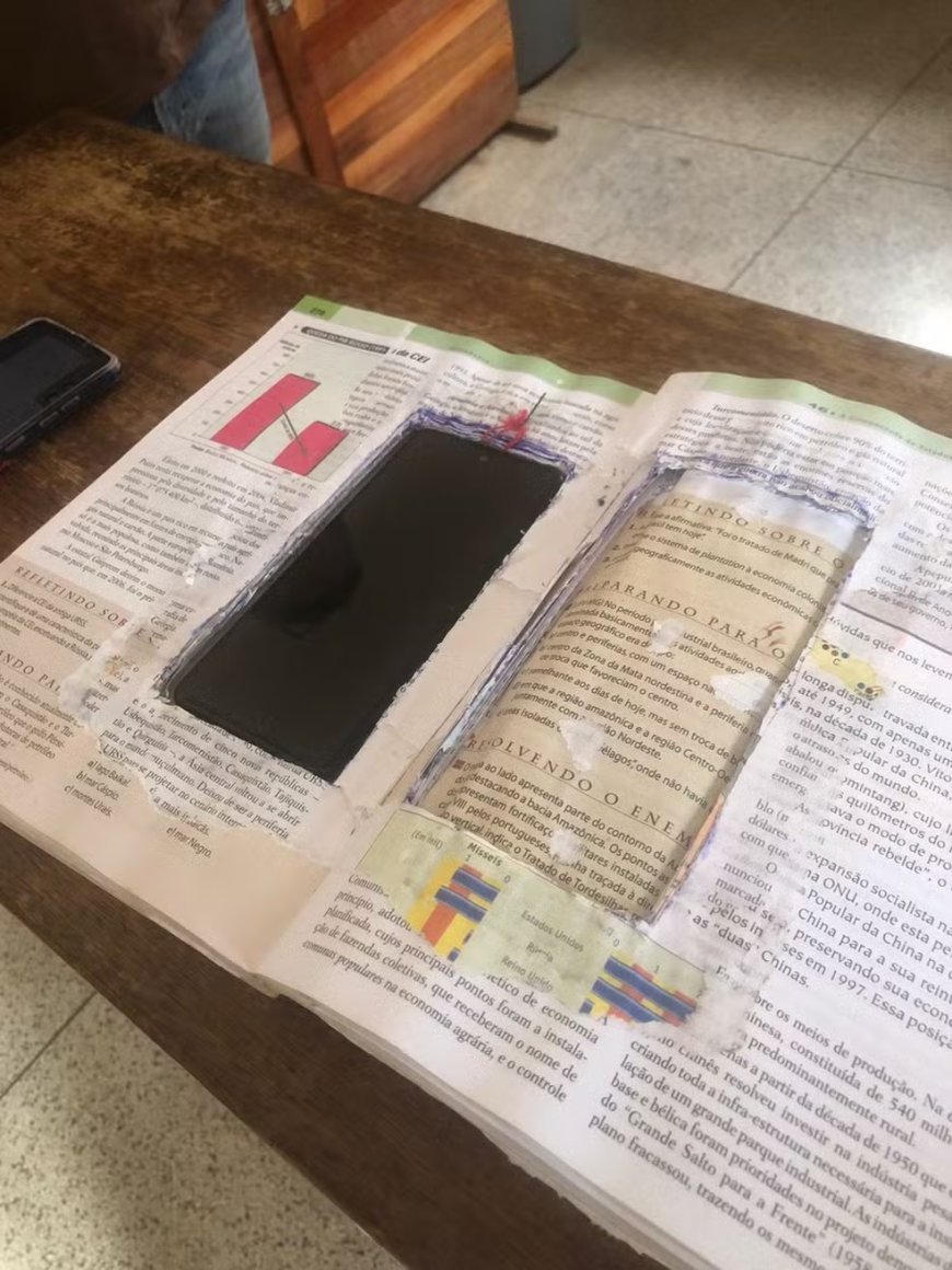 Detento esconde celular dentro de livro em presídio e é flagrado por policiais penais; veja