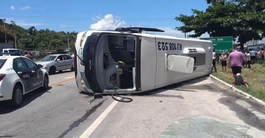 Acidente com micro-ônibus deixa feridos na BA-099