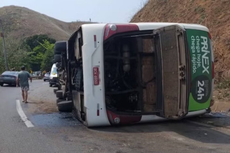 Ônibus com time de futebol americano tomba e deixa 3 mortos