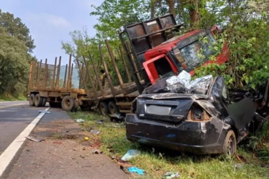 IMAGENS FORTES! Acidente entre carro e caminhão mata família