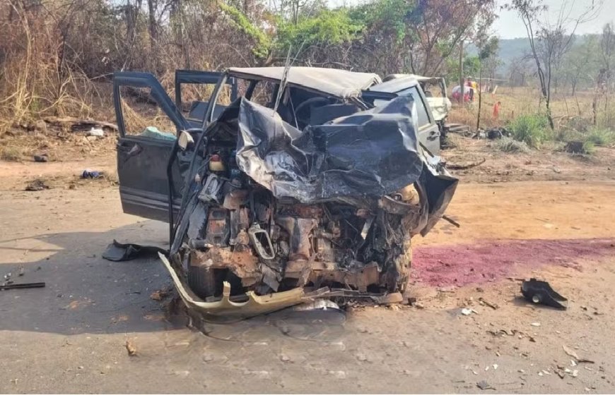 Batida entre dois carros mata uma pessoa e deixa outras duas feridas; Veja as fotos