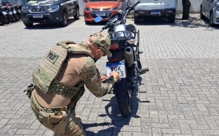 PRF apreende motocicleta com placa adulterada com fita adesiva