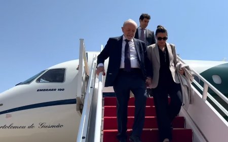 Lula desembarca em Brasília após problema com avião no México