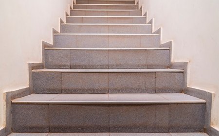 Entregador de gás é encontrado morto após cair de escada