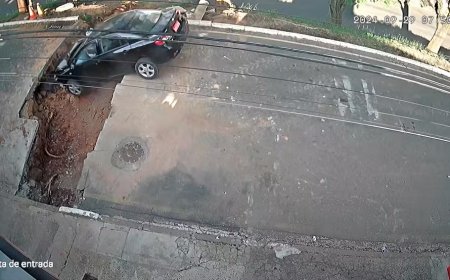 Motorista ignora sinalização, entra em área de obra e cai com carro dentro de vala