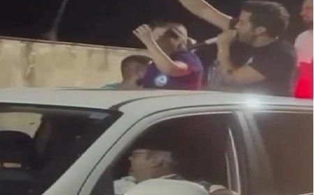 Deputado André Janones é acusado de racismo após usar chicote em comício em Minas Gerais