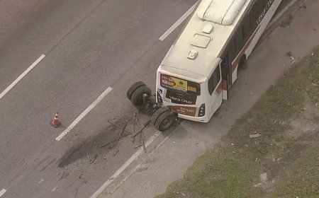 Ônibus perde eixo traseiro na Rodovia; veja