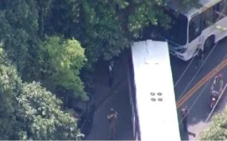 Criminosos sequestram 9 ônibus para fechar rua durante operação no Rio