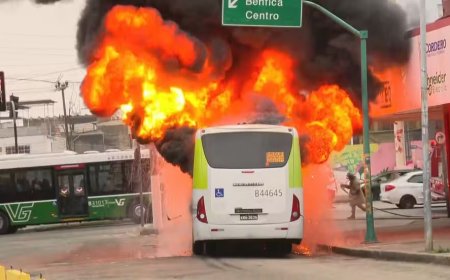 Ônibus pega fogo após motor explodir no Rio