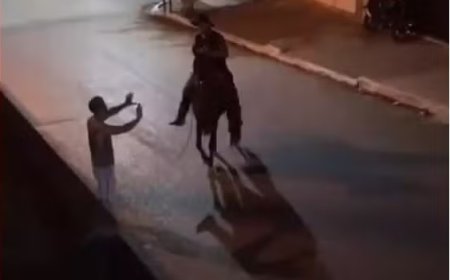 Jovem é chicoteado por homem montado a cavalo no meio da rua