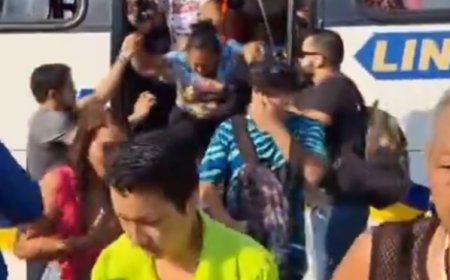 Passageiros passam mal e evacuam ônibus às pressas após passageiro "peidar" dentro do veículo