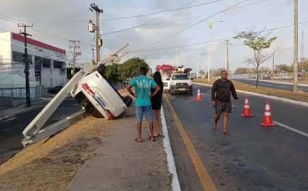 Motorista perde o controle da direção, capota carro e quebra poste ao meio