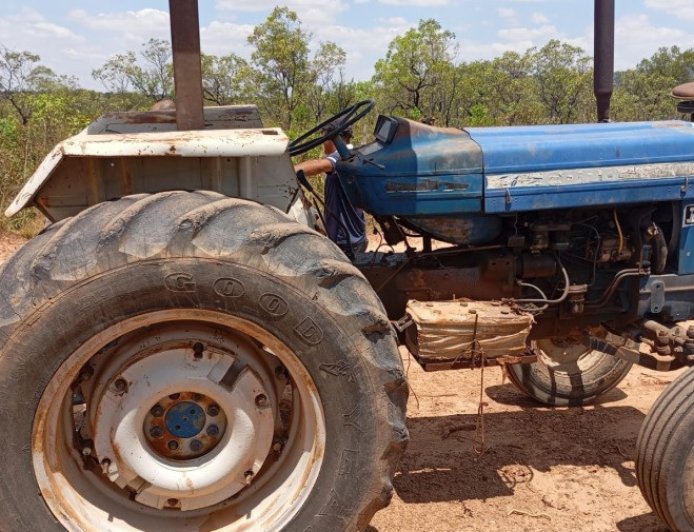 Homem é preso no momento em que conduzia um trator roubado
