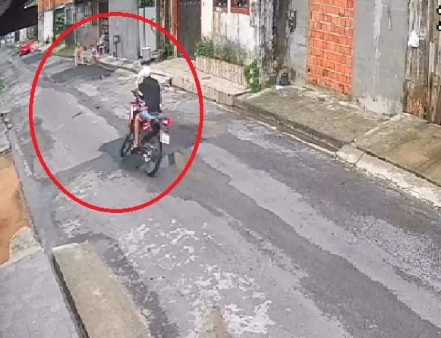 Idosa é atropelada por motoqueiro em alta velocidade