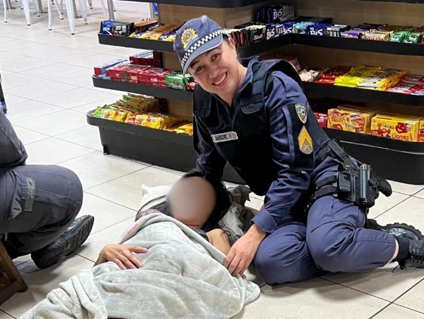 Policial ajuda mulher a dar à luz dentro de  loja de conveniência