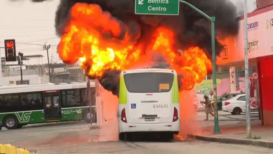 Ônibus pega fogo após motor explodir no Rio