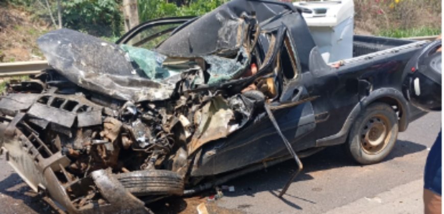 Homem morre em batida entre caminhonete e caminhão de lixo na BR-259