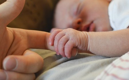 Tia que engravidou aos 61 anos para que sobrinha realizasse o sonho de ser mãe dá à luz