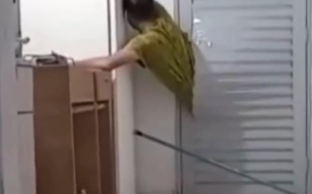 Homem bêbado fica preso na porta ao tentar invadir a casa da ex-mulher; veja