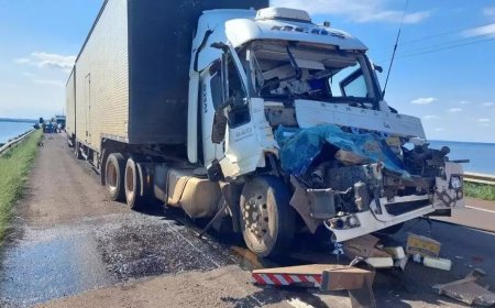 Caminhoneiro se distrai filmando paisagem, bate em veículo parado e morre