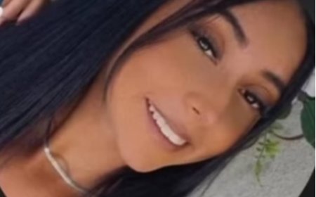 Jovem senta em janela de carro para fazer selfie, se desequilibra e morre atropelada