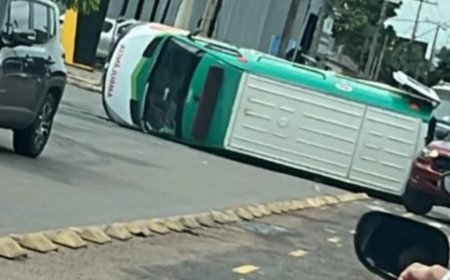 Ambulância capota na avenida, em Goiânia; veja
