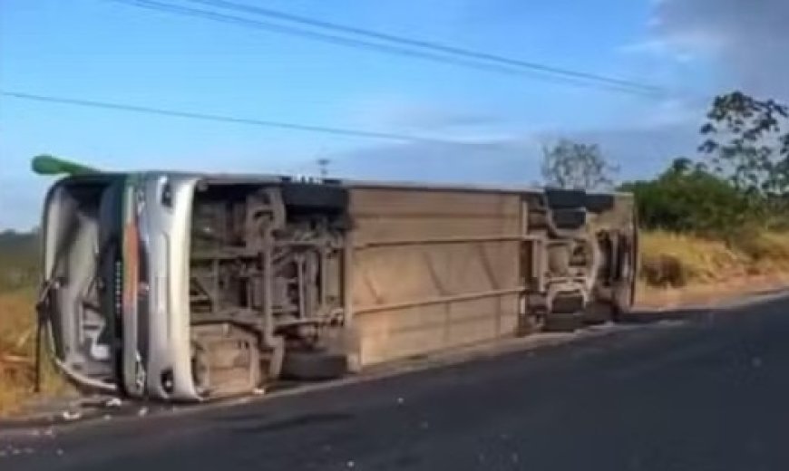 Quatro pessoas morrem e 16 ficam feridas após ônibus de turismo tombar em rodovia