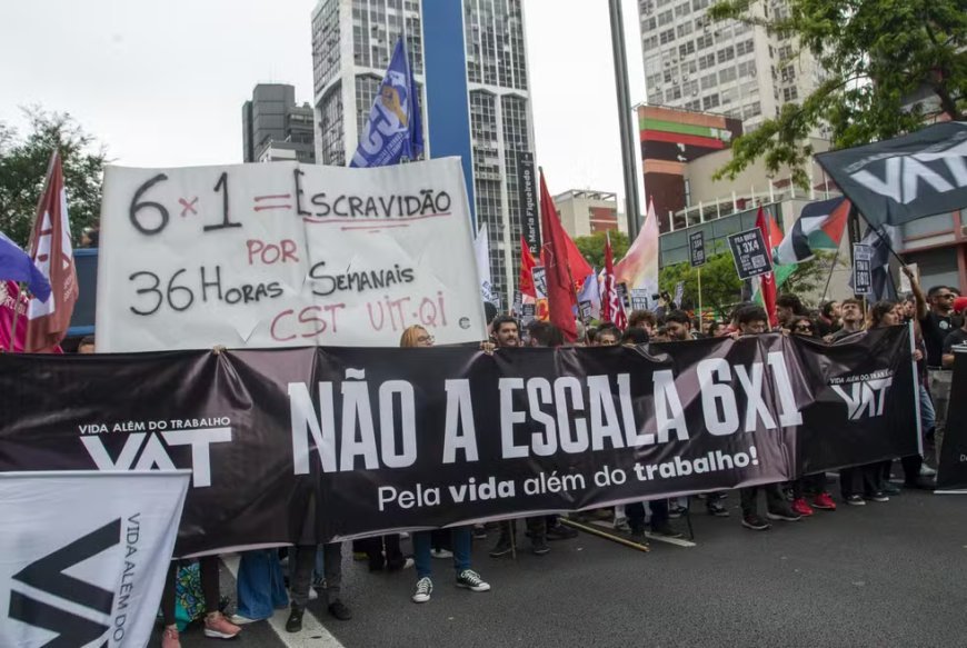 Manifestantes realizando ato na Avenida Paulista em apoio ao PEC que reduz jornada de trabalho para 36 horas semanais