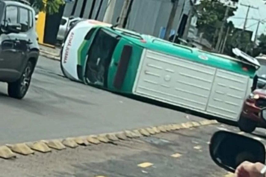 Ambulância capota na avenida, em Goiânia; veja