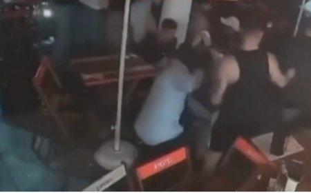 Clientes são assaltados por criminosos armados em bar; veja vídeo