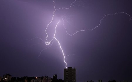 Dois homens morrem após serem atingidos por raio em ponto de ônibus