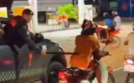 VÍDEO: PMs em carro são filmados agredindo motociclista pelas costas com cassetetes em RO