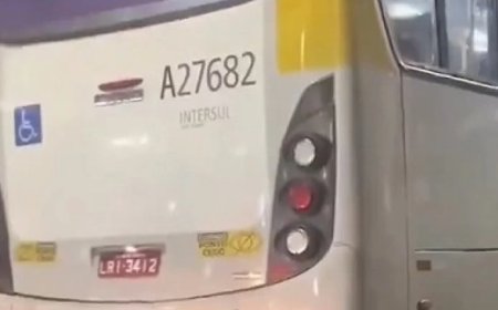 Homem é flagrado viajando com pernas penduradas na parte inferior de ônibus no Rio