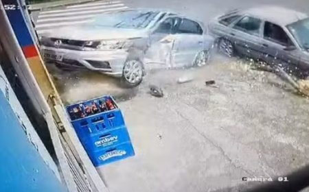 Homem foge de abordagem policial e bate em carro de aplicativo; VEJA O VÍDEO
