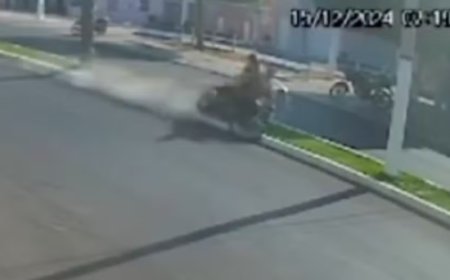 Motociclista em alta velocidade perde controle, colide em poste e morre